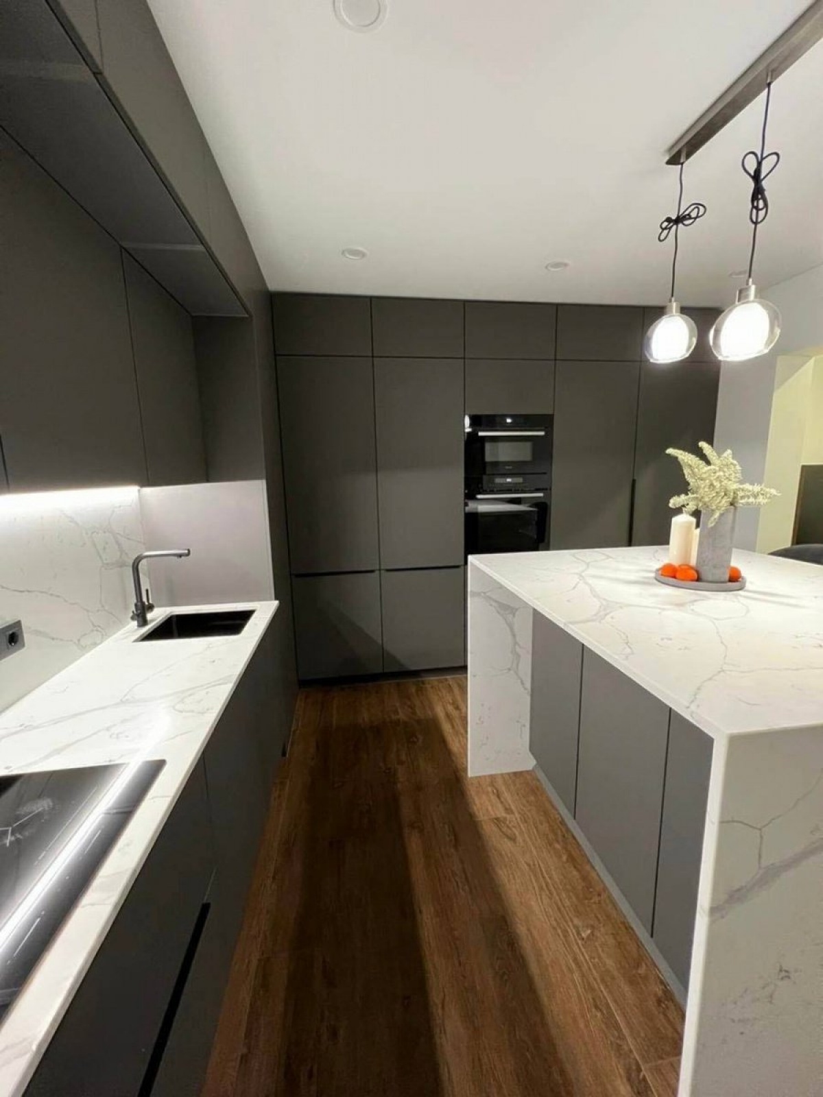 Современная кухня с фасадами из шпона и столешницей из кварцевого агломерата Calacata