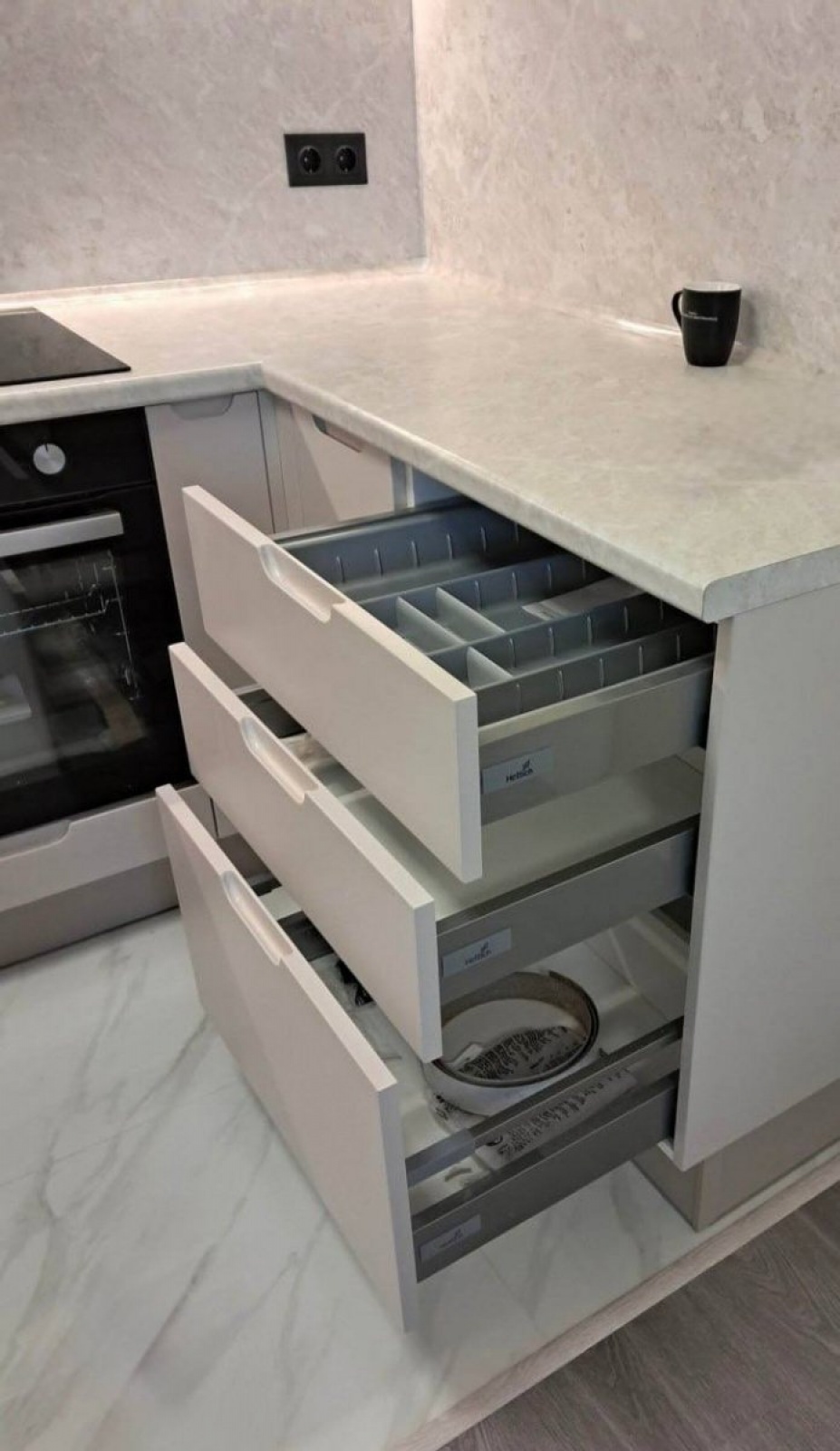 Кухонный гарнитур с фрезерованными фасадами и интегрированной LED-подсветкой