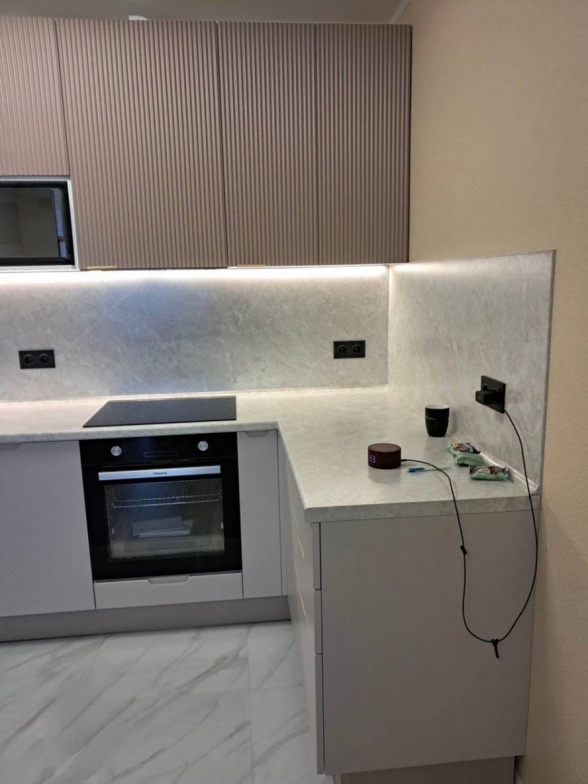 Кухонный гарнитур с фрезерованными фасадами и интегрированной LED-подсветкой