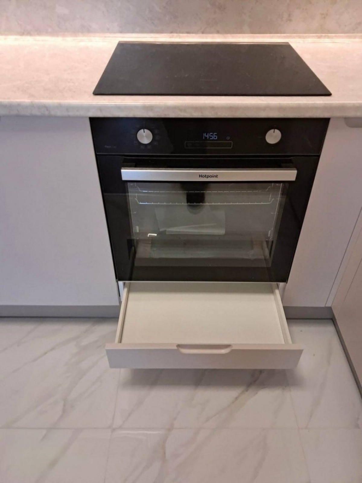 Кухонный гарнитур с фрезерованными фасадами и интегрированной LED-подсветкой