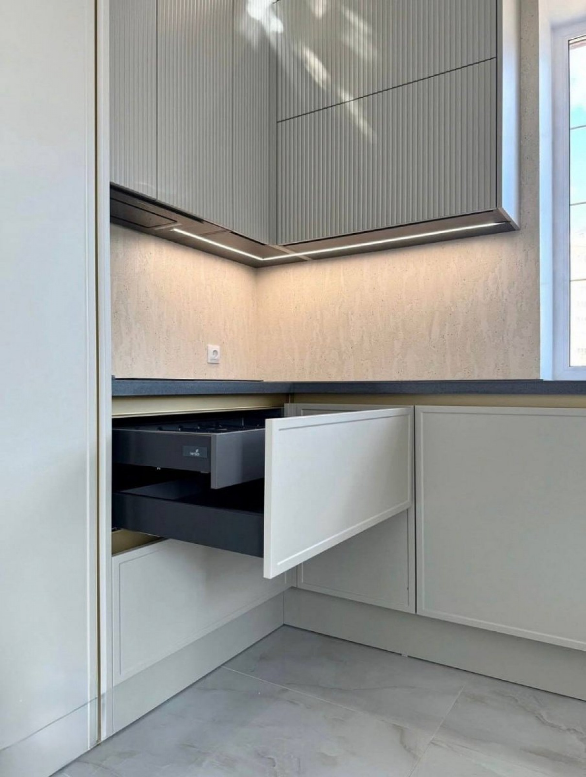 Современная кухня с акриловой столешницей и фасадами в эмали