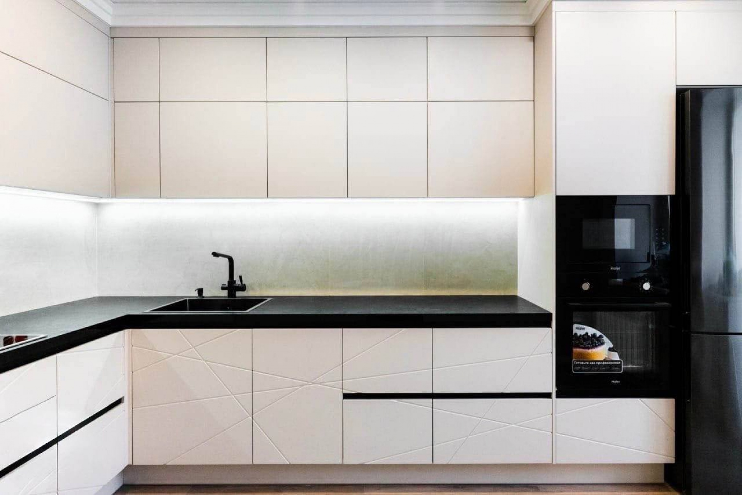 Угловая кухня - фасады из МДФ в эмали, корпус ЛДСП