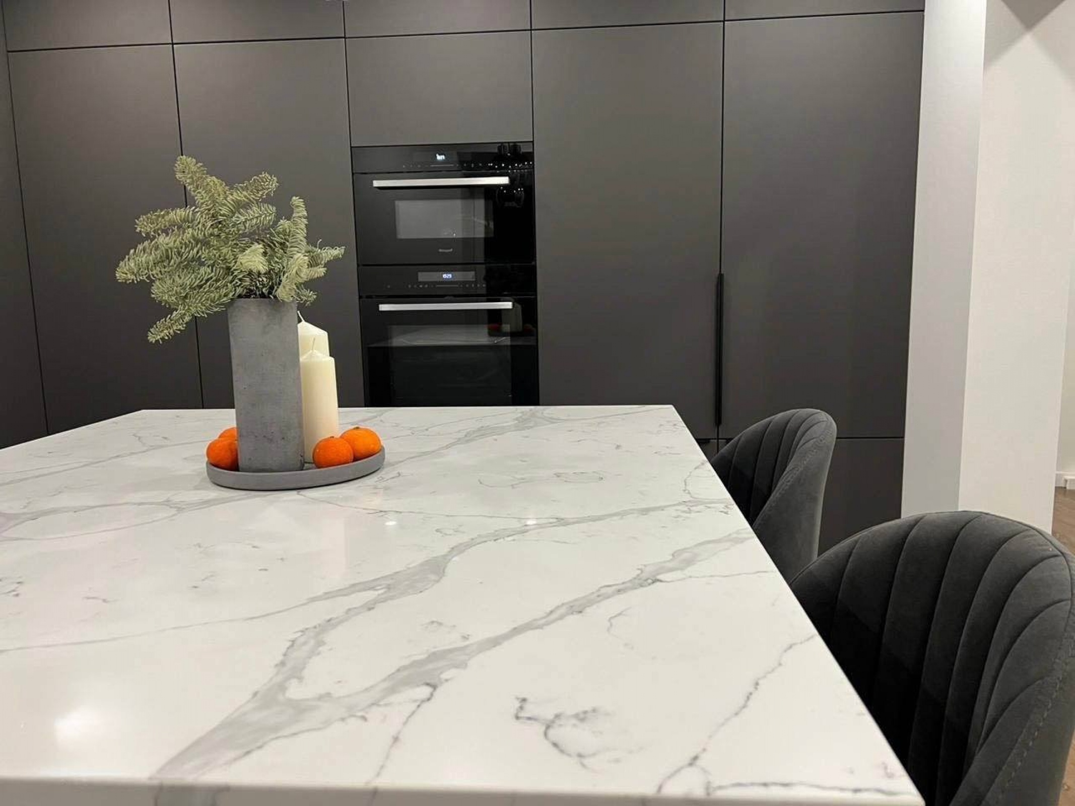 Современная кухня с фасадами из шпона и столешницей из кварцевого агломерата Calacata