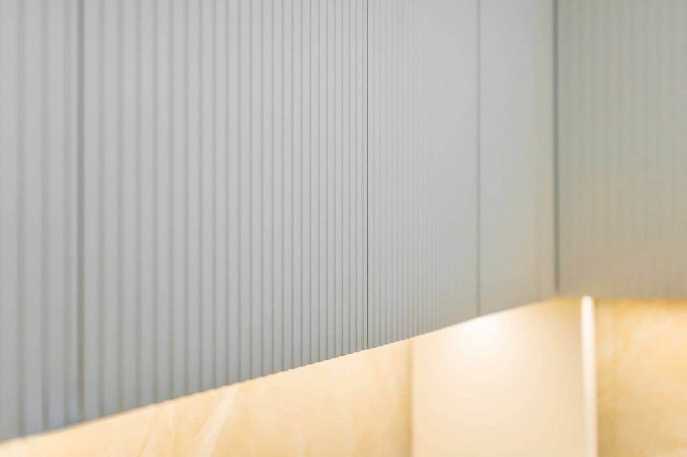 Угловая кухня с фасадами из МДФ в эмали и ручками Gola