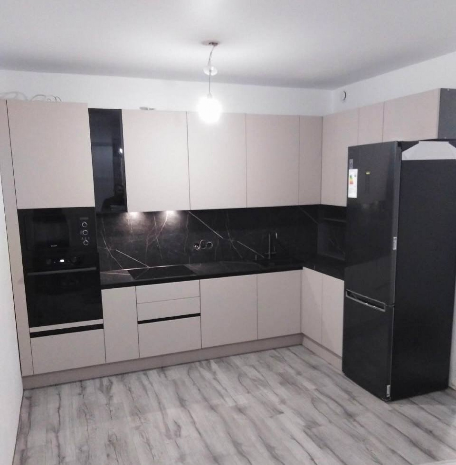 Современная кухня с фурнитурой Hettich в Краснознаменске