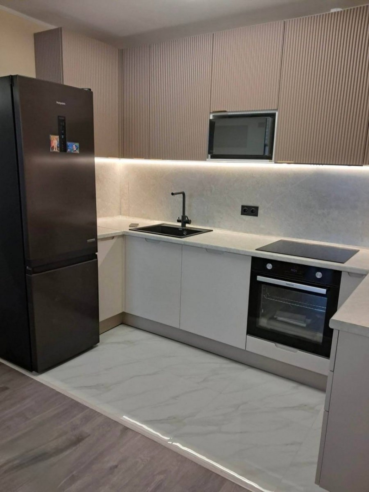 Кухонный гарнитур с фрезерованными фасадами и интегрированной LED-подсветкой