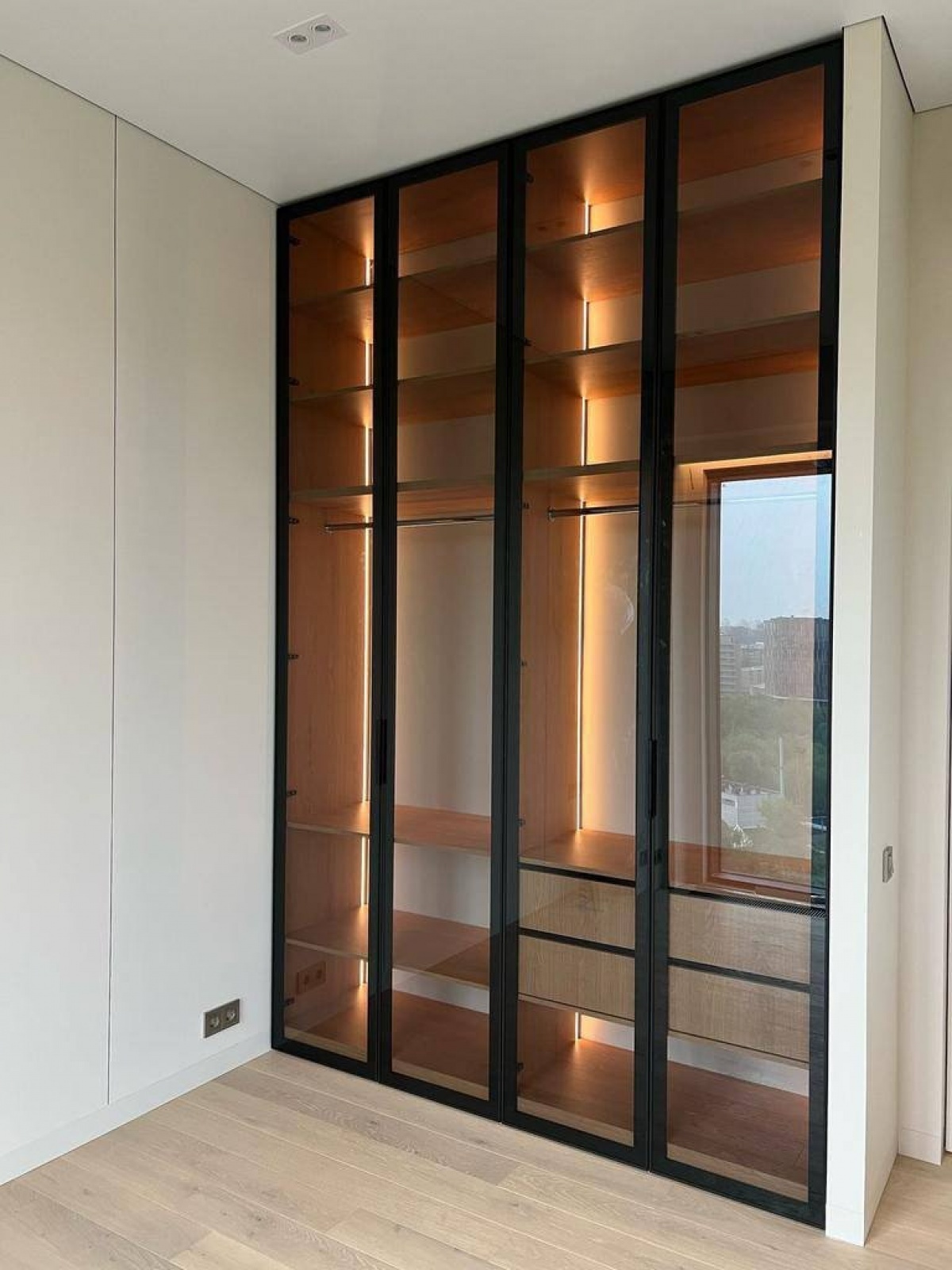 Современная гардеробная с LED-подсветкой и стеклянными фасадами на заказ