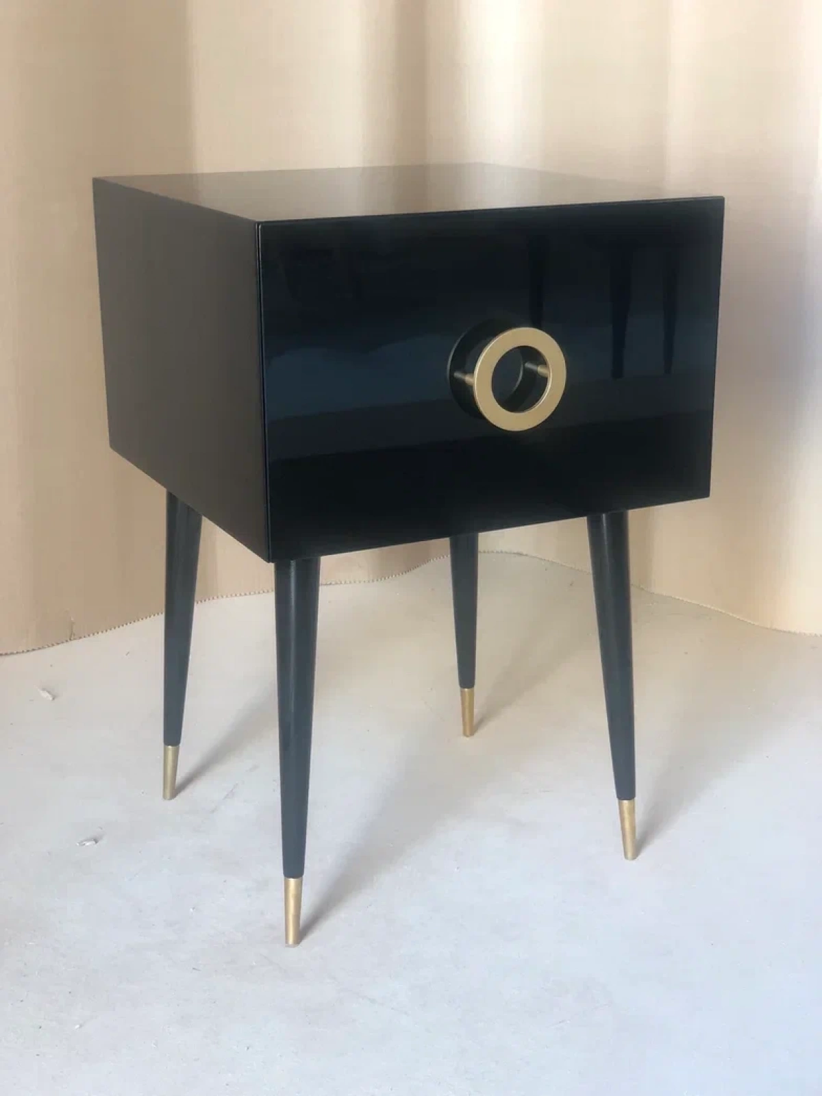 Элегантный черный прикроватный столик с золотыми акцентами