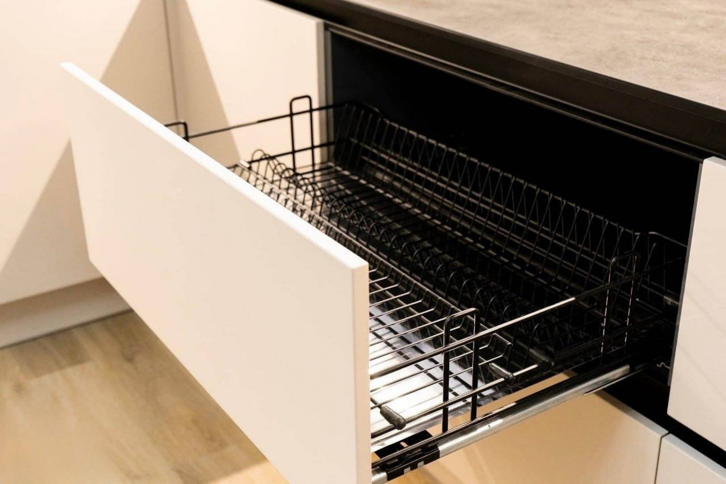 Угловая кухня с фасадами из МДФ в эмали и ручками Gola