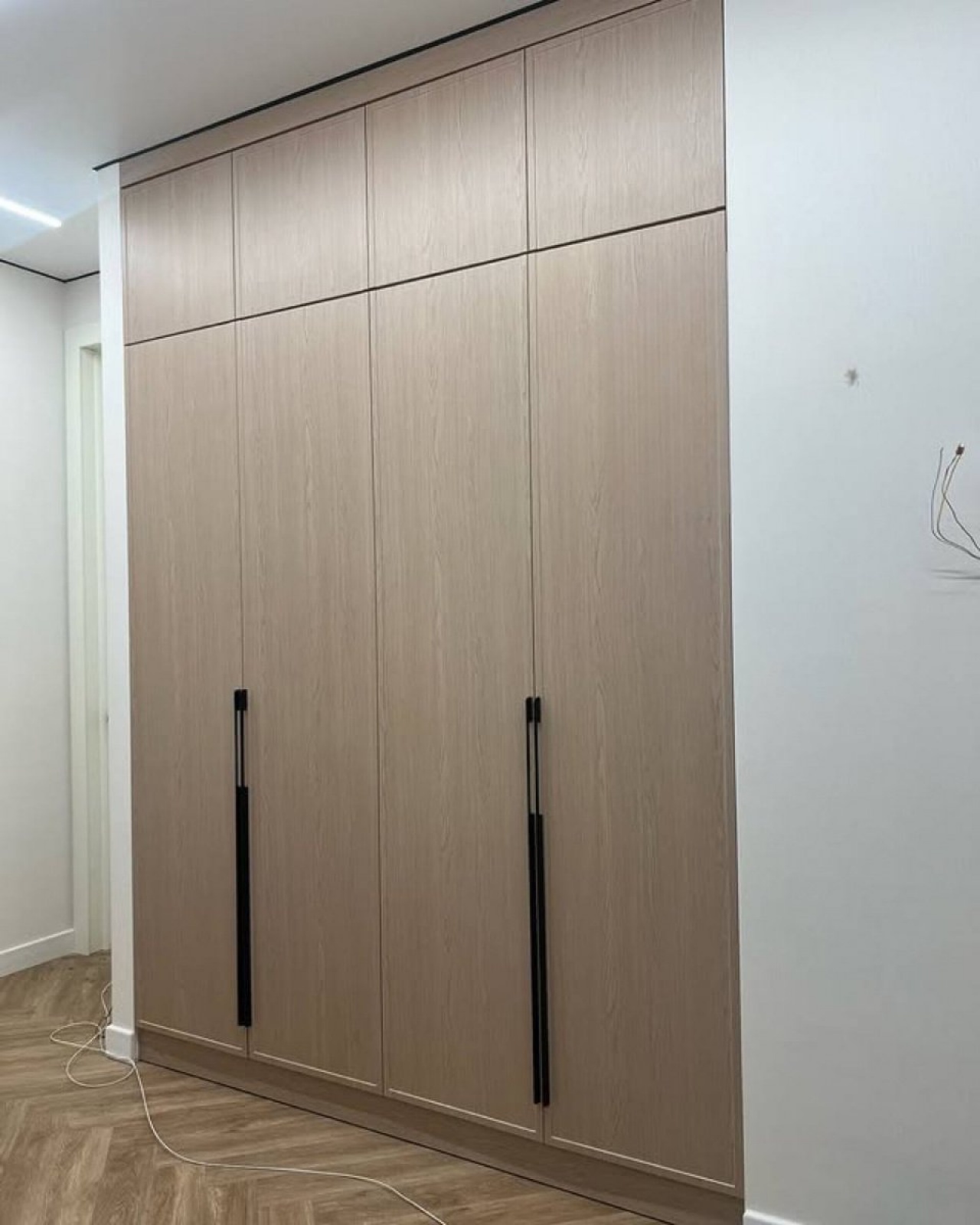 Встроенные распашные шкафы в прихожую на заказ с фасадами из ПВХ и фурнитурой Blum в Москве