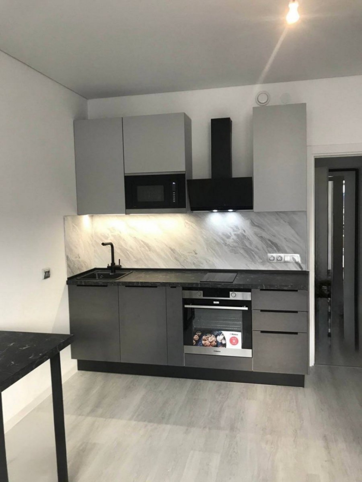 Современная кухня из ЛДСП Kronospan с интегрированными торцевыми ручками