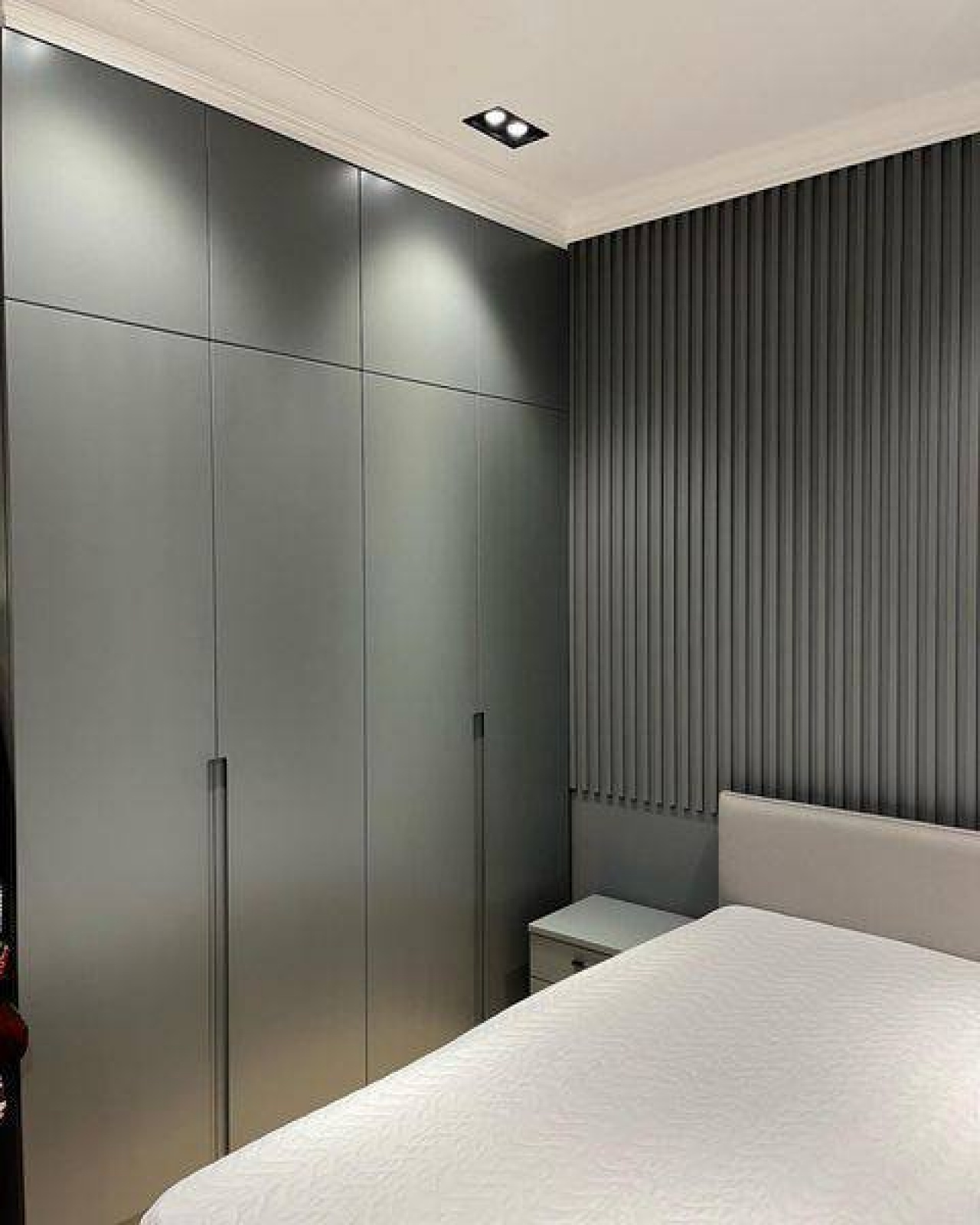 Шкаф МДФ в эмали с интегрированными ручками и фурнитурой Blum — гардероб 1900 мм для спальни, производство в Москве под заказ