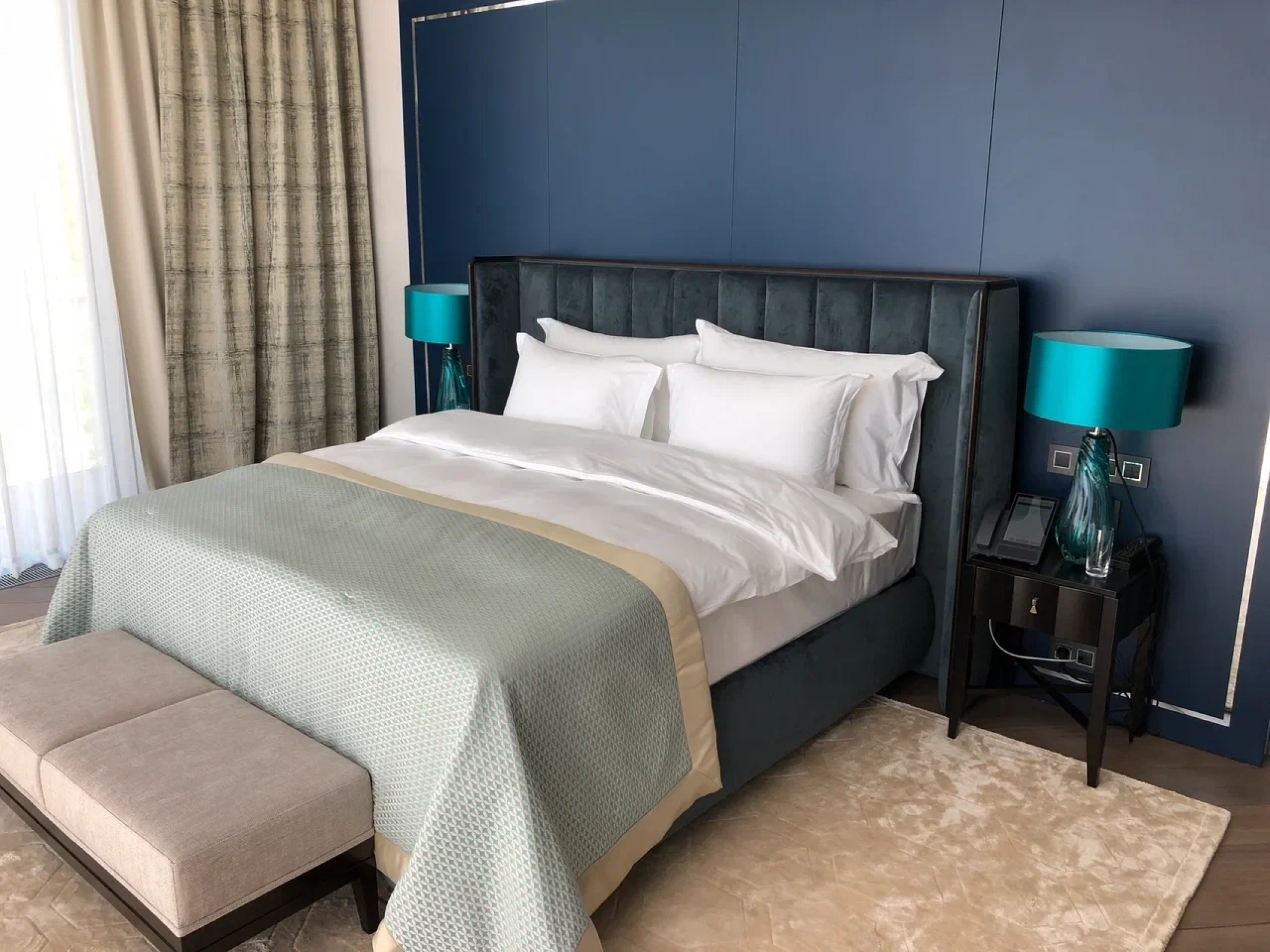 Двуспальная кровать с мягким изголовьем