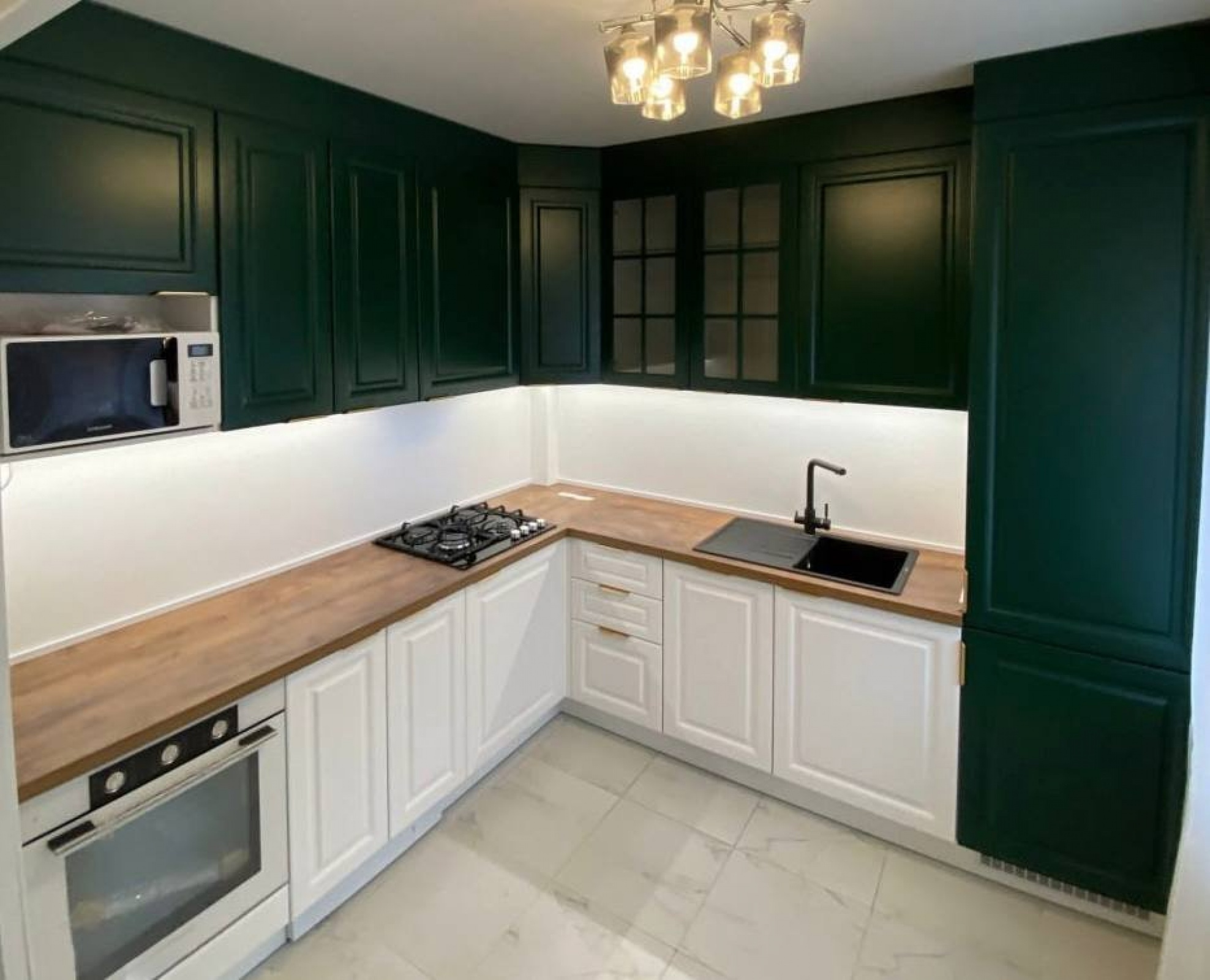 Элегантная угловая кухня в эмали в Краснознаменске