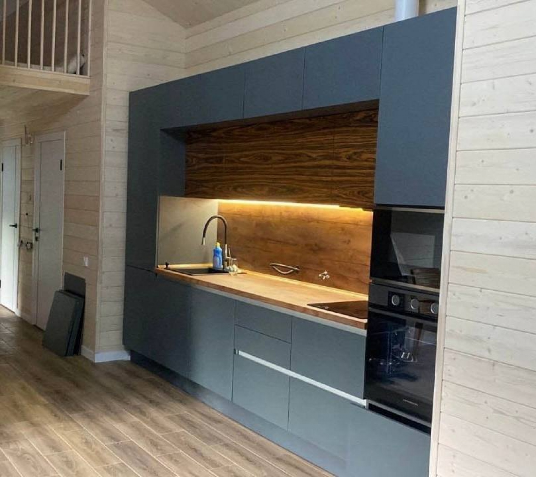 Современная кухня с фасадами в эмали и натуральном шпоне