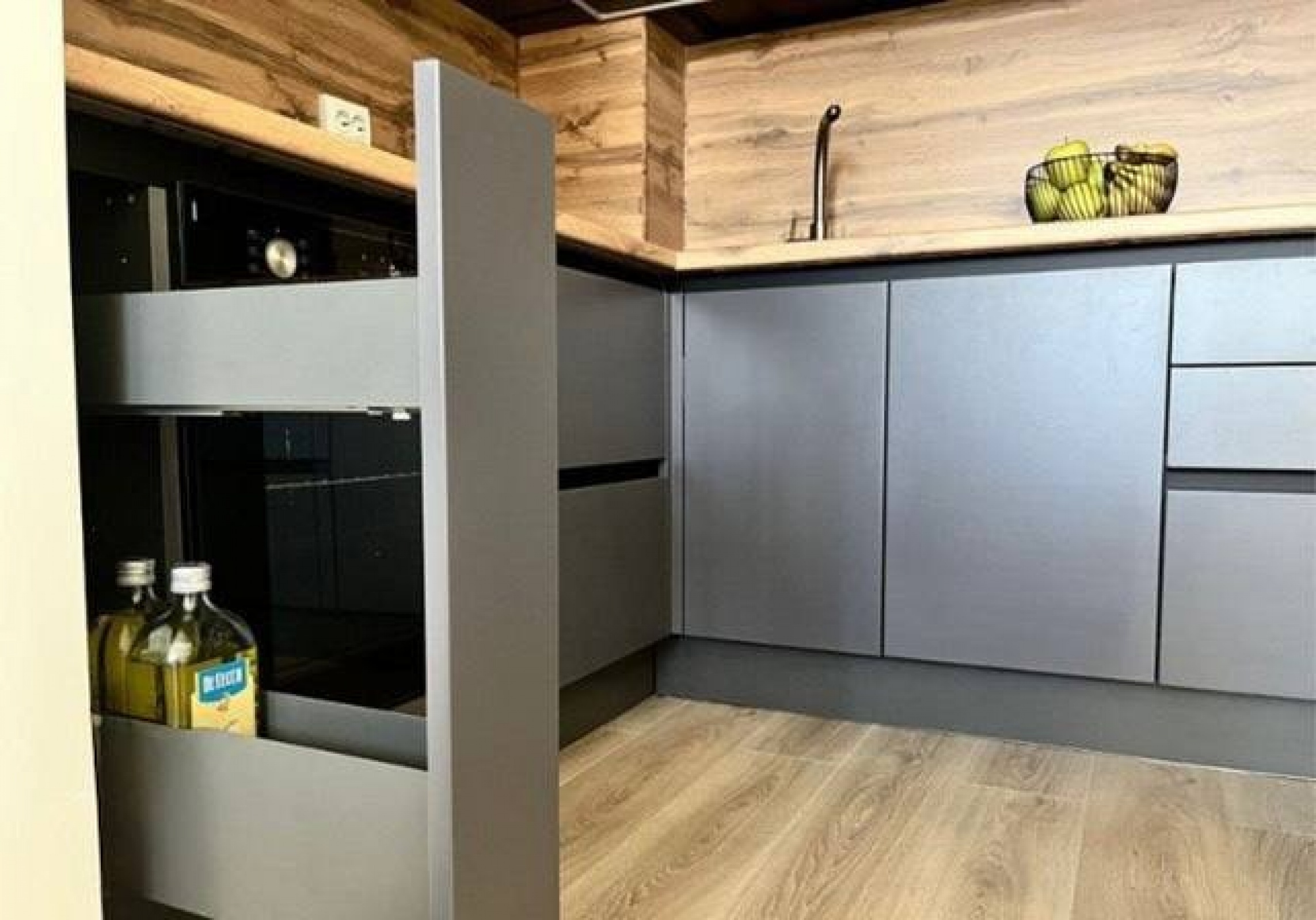 Антрацитовая минималистичная кухня с фрезеровкой и профилем Gola — реализовано в Новых Ватутинках