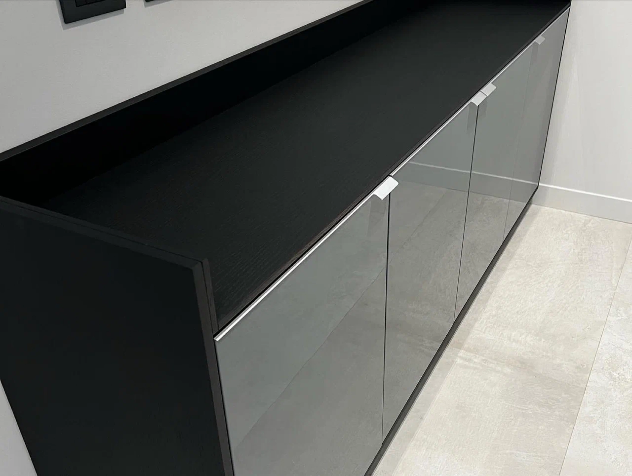 Комод с глянцевым покрытием