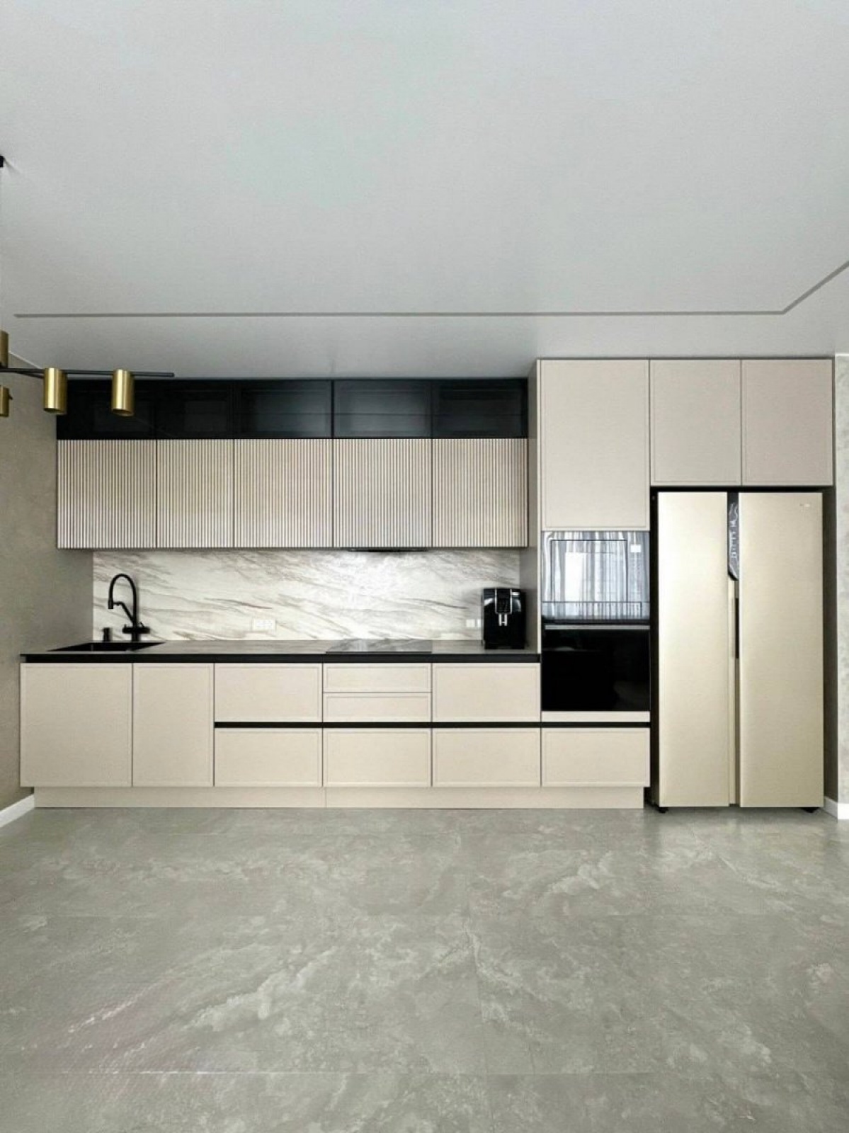 Современная кухня с фрезерованными фасадами МДФ в эмали в Волоколамске