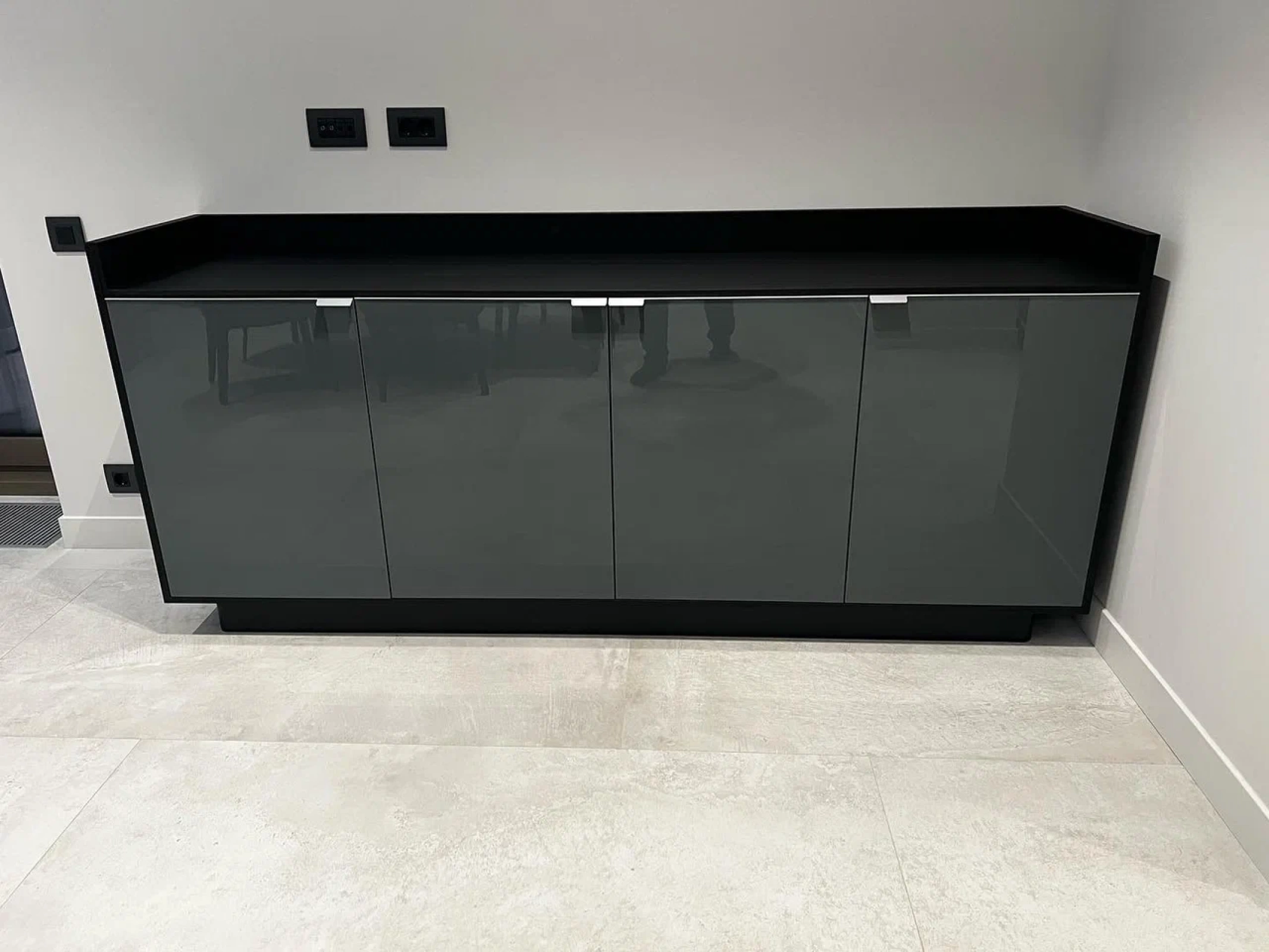 Комод с глянцевым покрытием