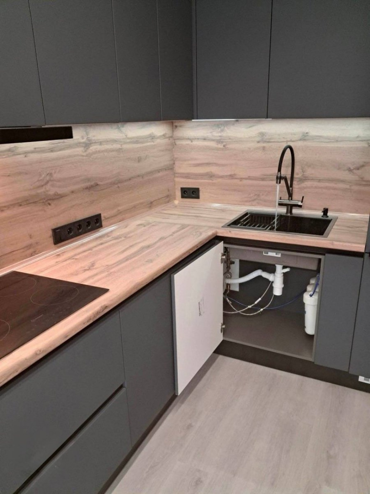 Современная угловая кухня с профилем Gola и матовыми фасадами в ПВХ пленке в Можайске