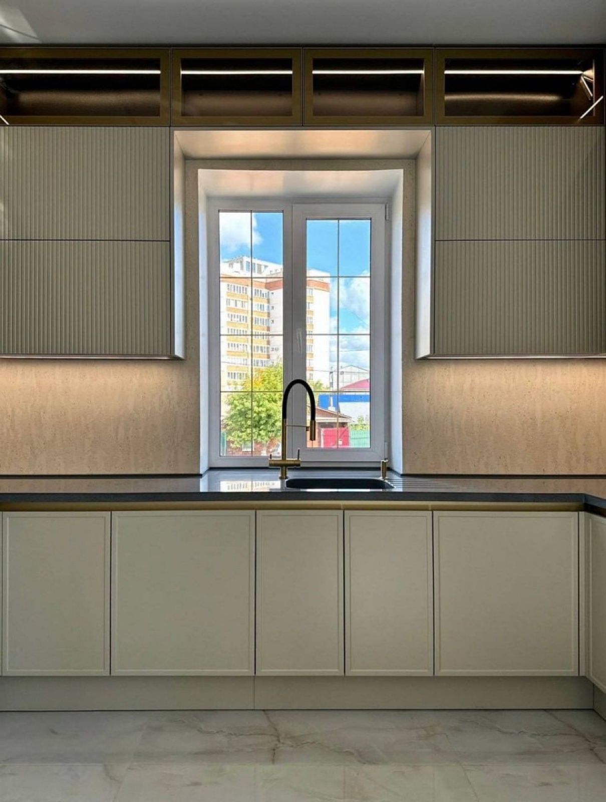 Современная кухня с акриловой столешницей и фасадами в эмали