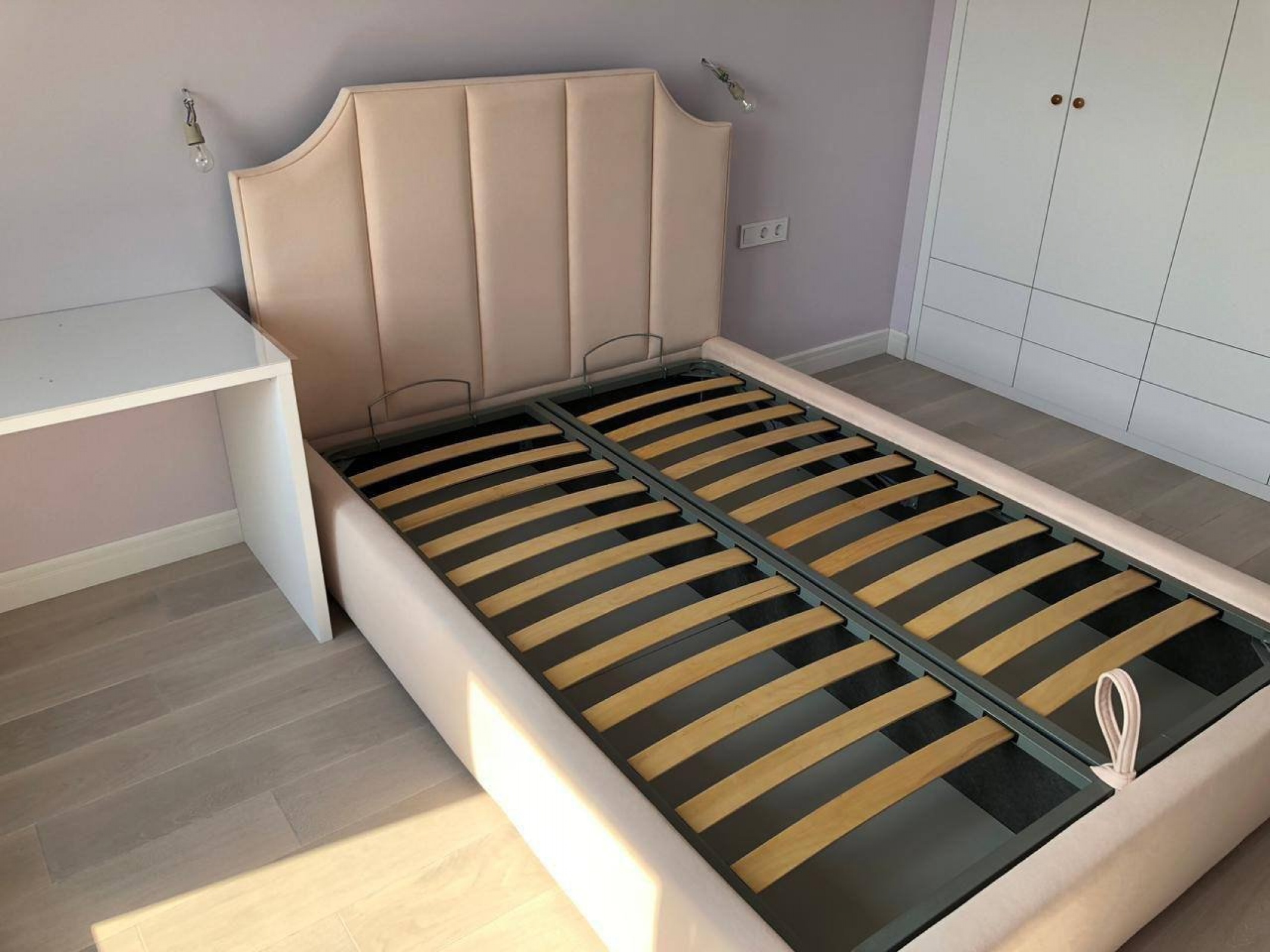 Стильная и комфортабельная кровать с мягким изголовьем