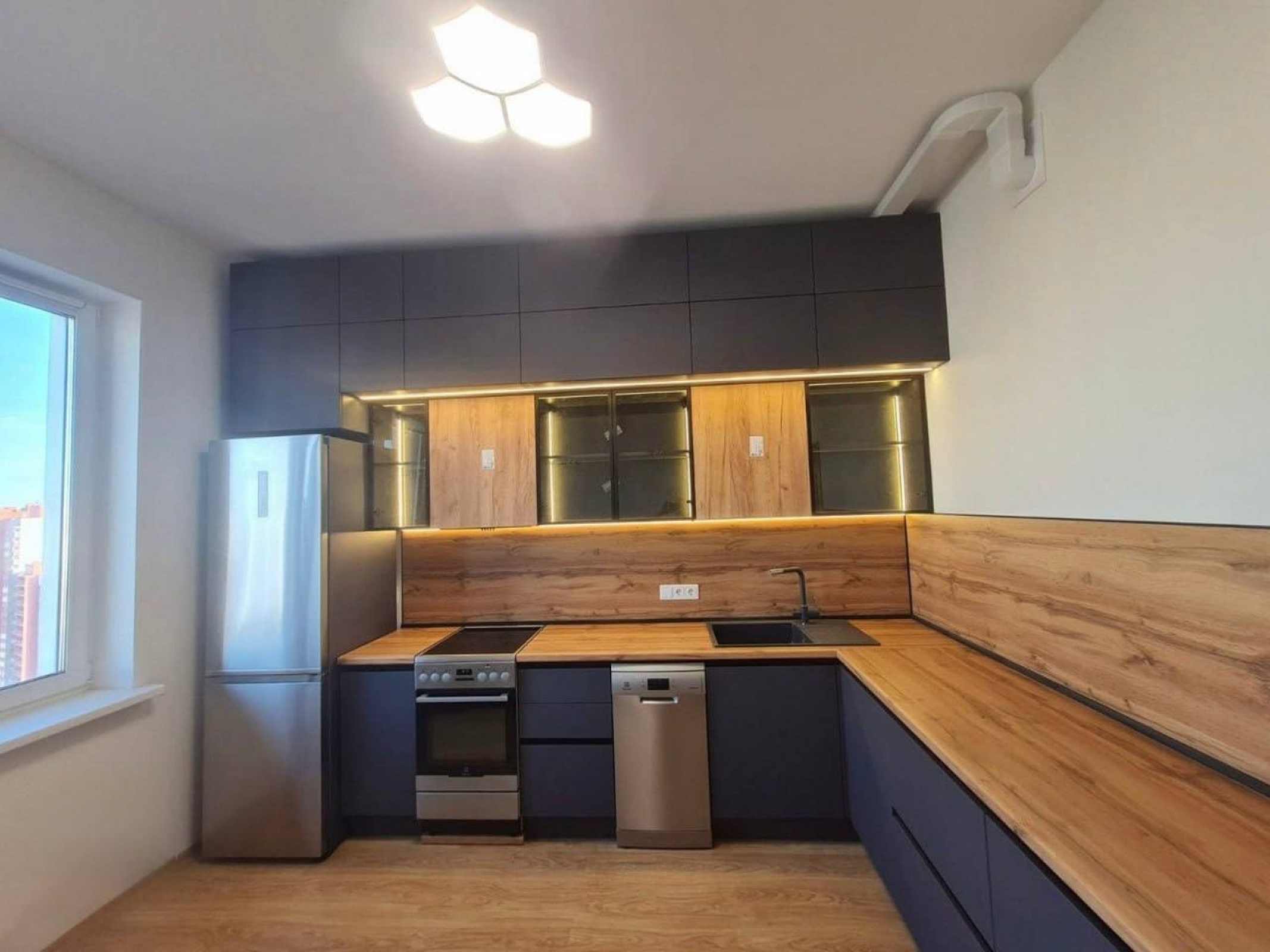 Угловая кухня с фасадами МДФ в пленке и корпусом ЛДСП Kronospan