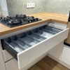 П-образная кухня Hi-Tech: белая эмаль RAL 9003 + золотой дуб | Стильный дизайн с Hettich