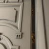 Деревянная входная дверь с серым матовым финишем и золотыми акцентами
