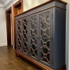 Тумба с резными фасадами и стеклянными вставками для гостиной