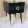 Элегантный черный прикроватный столик с золотыми акцентами