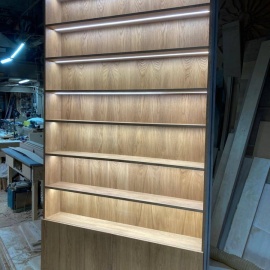 Стильный стеллаж из МДФ в шпоне дуба с подсветкой &mdash; идеальное сочетание функциональности и ...