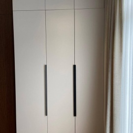 Современный распашной шкаф с антресолью из МДФ в пленке ПВХ на заказ в Одинцово. Чистые линии, ла...