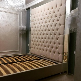 Роскошная двуспальная кровать с высоким мягким изголовьем. Высокое качество и элегантный дизайн. ...