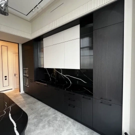 Современная черно-белая кухня с мраморной столешницей - стильный и функциональный выбор для вашег...