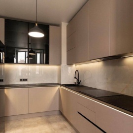 Стильная кухня с эмалевыми фасадами из МДФ, немецкой фурнитурой Hettich и подъемными механизмами ...