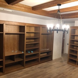 Гардеробная комната из натурального дерева на заказ: функциональность, элегантность и долговечнос...