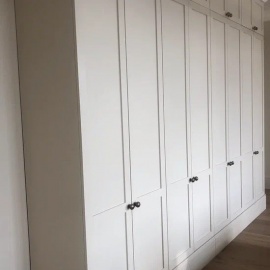 Современный белый встроенный шкаф с множеством секций для хранения - стильное и функциональное ре...