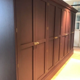 Классический&nbsp;шкаф с&nbsp;золотыми ручками. Элегантное и функциональное решение для хранения ...