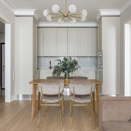 Стильная угловая кухня в светлых тонах с мраморной столешницей и золотой фурнитурой. Изысканный д...
