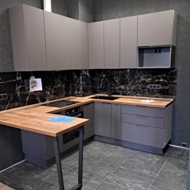 Функциональная и надежная кухня из ЛДСП Kronospan с влагостойкой столешницей, доводчиками Hettich...