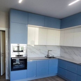 Угловая кухня с корпусом из ЛДСП Kronospan и фасадами из МДФ с износостойким HPL пластиком. Столе...