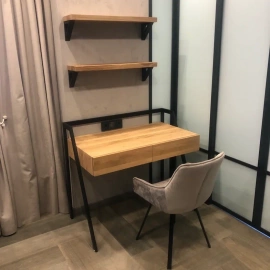 Элегантный письменный стол из дерева и металла с полками &ndash; стильное и практичное дополнение...