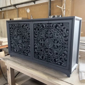 Резной деревянный шкаф с узорами - стильная и функциональная мебель, идеально подходящая для любо...