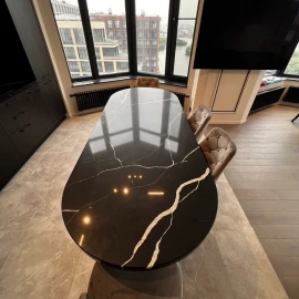 &nbsp;Элегантный черный обеденный стол с мраморной столешницей в современном дизайне. Идеальное с...