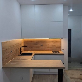 Угловая кухня &laquo;Модерн&raquo; выполнена из высококачественного ЛДСП с декоративными фасадами...