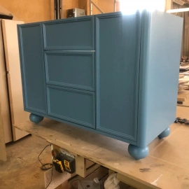 Стильный синий деревянный комод с дверцами и ящиками - идеальное дополнение к вашему интерьеру. В...