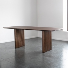 Дизайнерский стол из массива и шпона дуба&nbsp;&mdash; сочетание элегантности, прочности и функци...