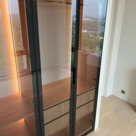 Создайте идеальную гардеробную на заказ с подсветкой и стеклянными дверями. Мы предлагаем стильны...