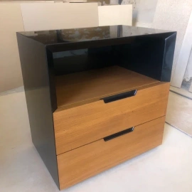 Стильный комод с выдвижными ящиками и полкой в черно-деревянном дизайне. Идеален для хранения и у...